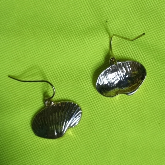 Goldtone wire Shell dangle earrings - Picture 2 of 4